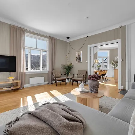 Lovely Center With Amazing Views And Free Parking! *