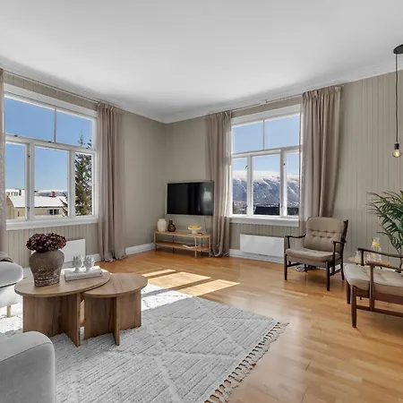 Lovely Center With Amazing Views And Free Parking!